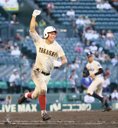 石見智翠館対高岡商　10回表高岡商2死二、三塁、森田は右越えに勝ち越し2点適時三塁打を放ちガッツポーズ（撮影・栗木一考）