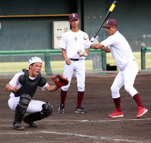 ボールをキャッチした瞬間、声を出す旭川大高の持丸主将（左）。右は端場監督（撮影・永野高輔）