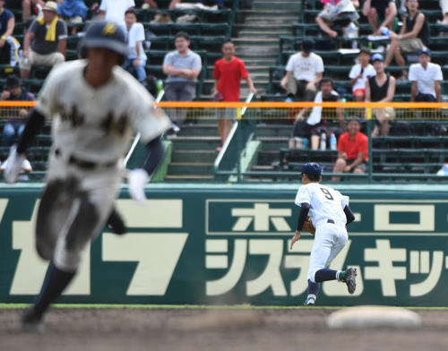 佐賀北対神村学園　7回裏神村学園1死一塁、桑原のヒットを後ろにそらす江藤（撮影・奥田泰也）