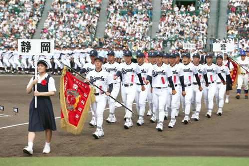 開会式で行進する静岡ナイン（撮影・上山淳一）