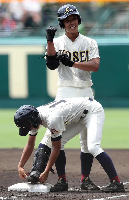 八戸学院光星対誉　4回表八戸学院光星2死二塁、右前適時打の武岡（奥）はベンチに向かって笑顔で小さくガッツポーズ（撮影・松本俊）