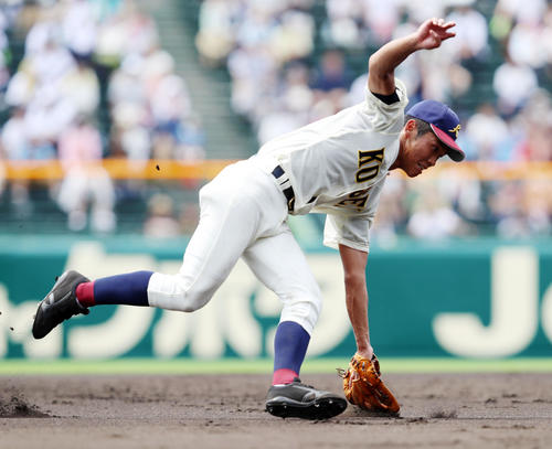 八戸学院光星対誉　3回裏誉1死、武岡は松田の打球を捕球する（撮影・加藤哉）