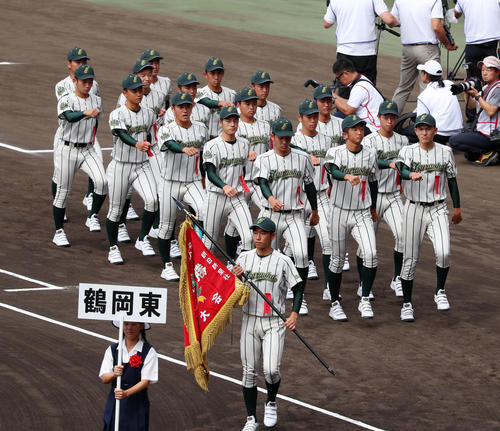 甲子園球場を行進する鶴岡東ナイン