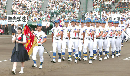 開会式で行進する聖光学院ナイン（撮影・上山淳一）