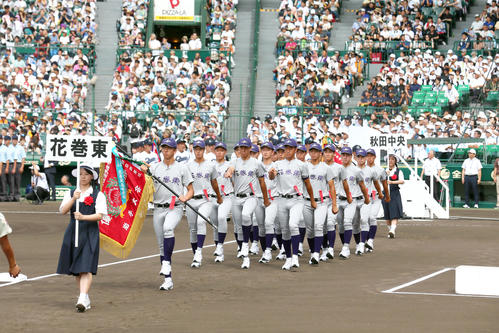 開会式で行進する花巻東ナイン（撮影・上山淳一）