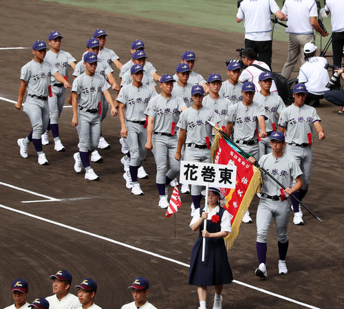 甲子園球場を行進する花巻東ナイン（撮影・加藤哉）