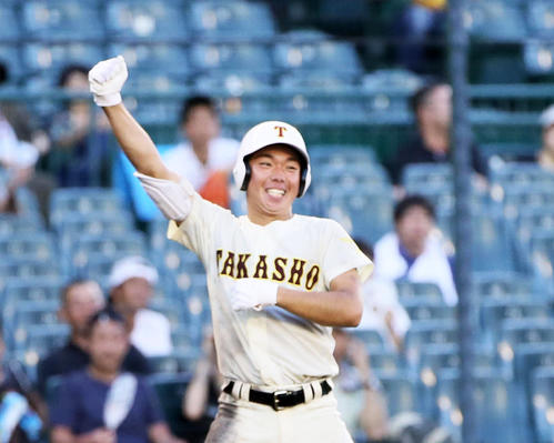10回表高岡商2死二、三塁、2点適時三塁打を放った森田朝陽は三塁上でガッツポーズ（撮影・栗木一考）