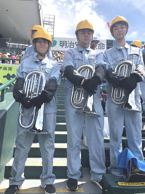作業着姿で誉の友情応援を行った小牧工マーチングバンド部（撮影・佐藤あすみ）