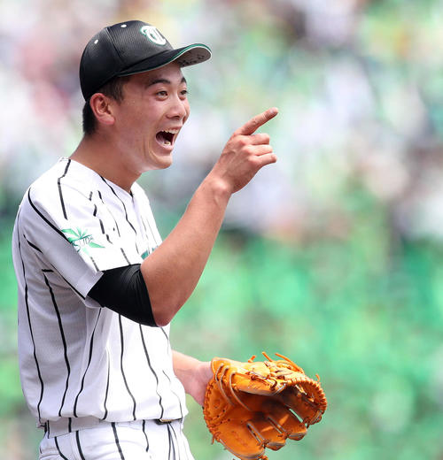 津田学園対静岡　6回裏静岡1死、津田学園・前は笑顔で仲間に声をかける（撮影・松本俊）