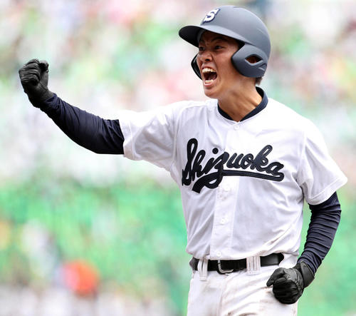 津田学園対静岡　8回裏静岡2死二塁、左前適時打の小岩はガッツポーズ（撮影・松本俊）