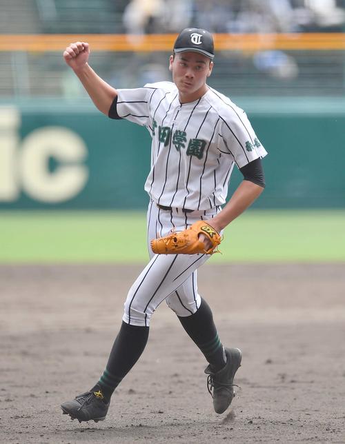 津田学園対静岡　静岡に完投勝利しガッツポーズする津田学園エース前佑囲斗（撮影・上田博志）
