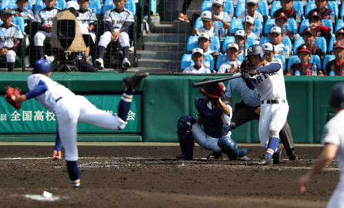 履正社対霞ケ浦　3回表履正社1死二塁、左中間へ2点本塁打を放つ野上（撮影・前田充）