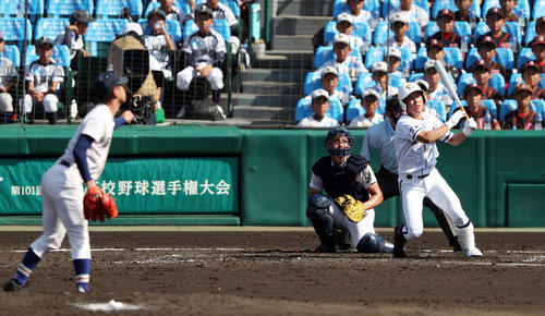 履正社対霞ケ浦　3回裏霞ケ浦1死、左越え本塁打を放つ天野（撮影・前田充）