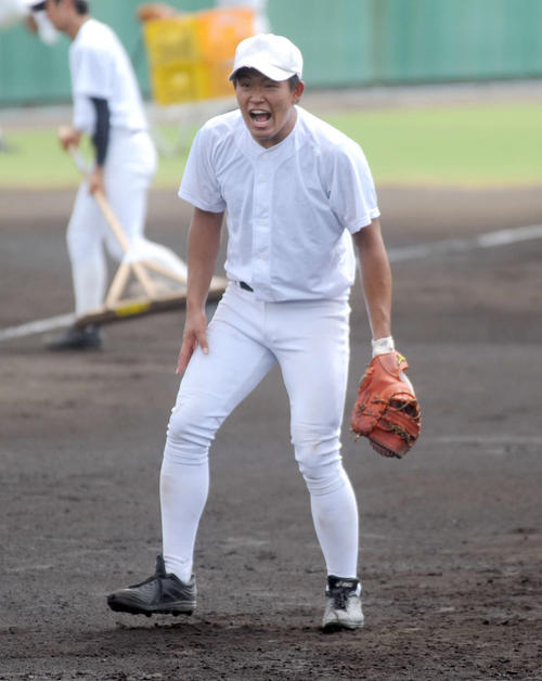 練習中も大きな声でチームの雰囲気づくりをする静岡の夏目