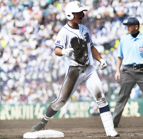 履正社対霞ケ浦　6回裏霞ケ浦無死二、三塁、天野海斗は左中間適時三塁打を放ちガッツポーズ（撮影・奥田泰也）