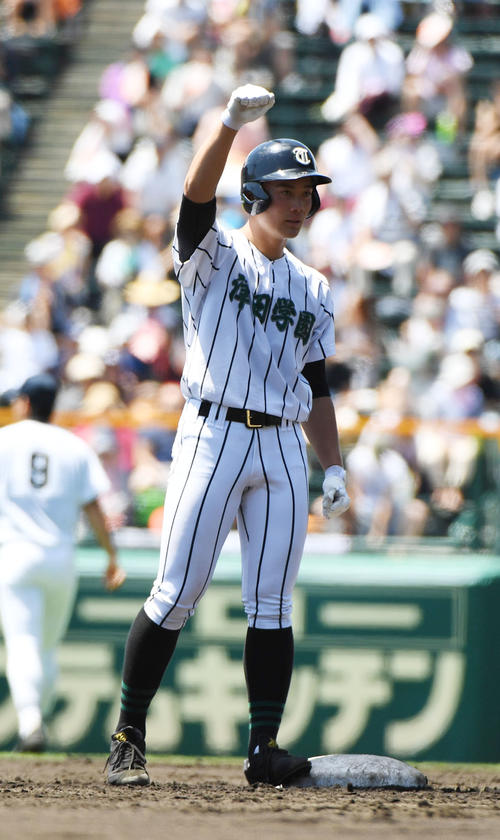 津田学園対静岡　2回表津田学園2死二、三塁、前佑囲斗は先制の2点適時二塁打を放ちガッツポーズ（撮影・奥田泰也）