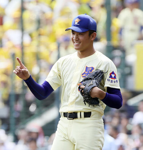 星稜対旭川大高　1回裏旭川大高1死、持丸　泰輝を三振に仕留める奥川恭伸（撮影・栗木一考）