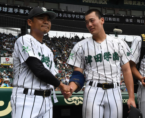 静岡に勝利し、前佑囲斗（右）は津田学園・佐川竜朗監督とガッチリ握手をする（撮影・奥田泰也）