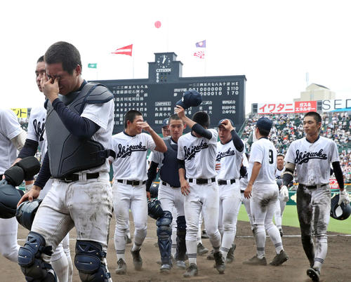 津田学園対静岡　初戦敗退で小岩主将（左手前）ら静岡ナインは涙をふきながら引き揚げる（撮影・松本俊）