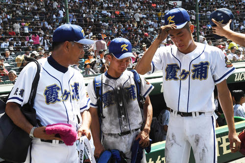 履正社に負け渋い表情を見せる霞ケ浦・高橋監督（左）と鈴木寛（撮影・奥田泰也）