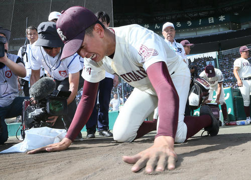 星稜対旭川大高　星稜に敗れ砂を集める旭川大高・能登（撮影・栗木一考）