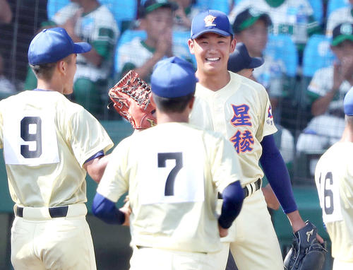星稜対旭川大高　星稜の奥川（左から3人目）は旭川大高に勝利し笑顔を見せる