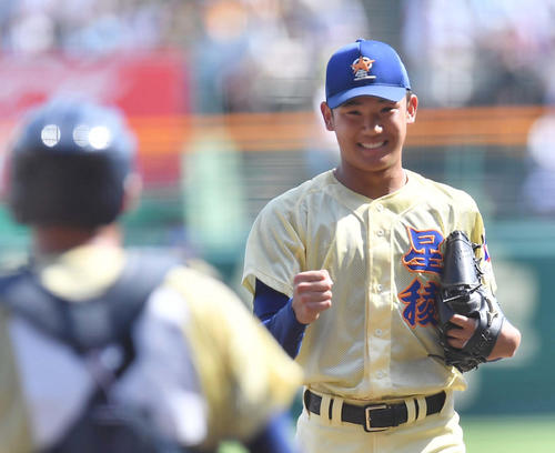 星稜対旭川大高　完封で初戦を突破し笑顔を見せる星稜・奥川（撮影・上田博志）