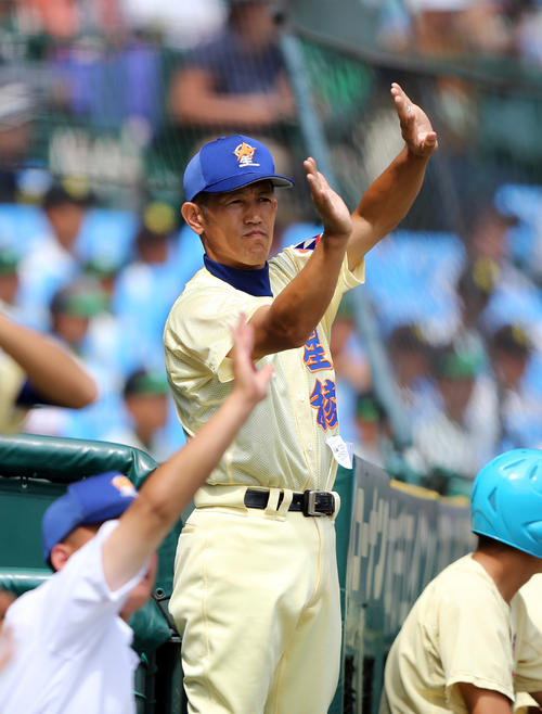 星稜対旭川大高　野手に指示を送る星稜・林監督（撮影・大野祥一）