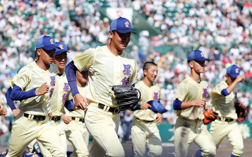 旭川大高を破り、先頭を走り応援スタンドに向かう星稜・奥川（中央）（撮影・大野祥一）