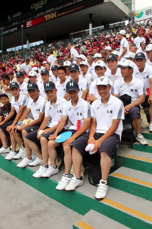 旭川大高の友情応援にかけつけた北照の選手たち（撮影・永野高輔）