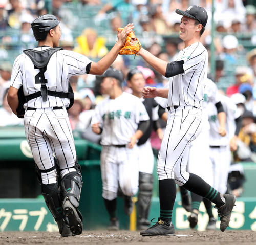 津田学園対静岡　1失点完投勝利の津田学園・前（右）は捕手阿萬田と笑顔でタッチを交わす（撮影・松本俊）