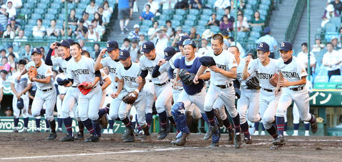 秋田中央対立命館宇治　秋田中央に勝利しアルプススタンドにあいさつに向かう立命館宇治ナイン（撮影・栗木一考）