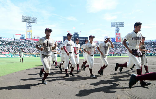 星稜対旭川大高　星稜に敗れ引き揚げる旭川大高ナイン（撮影・栗木一考）