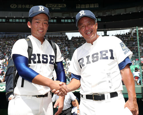 履正社対霞ケ浦　2本塁打の履正社・桃谷（左）と笑顔で握手を交わす岡田監督（撮影・松本俊）