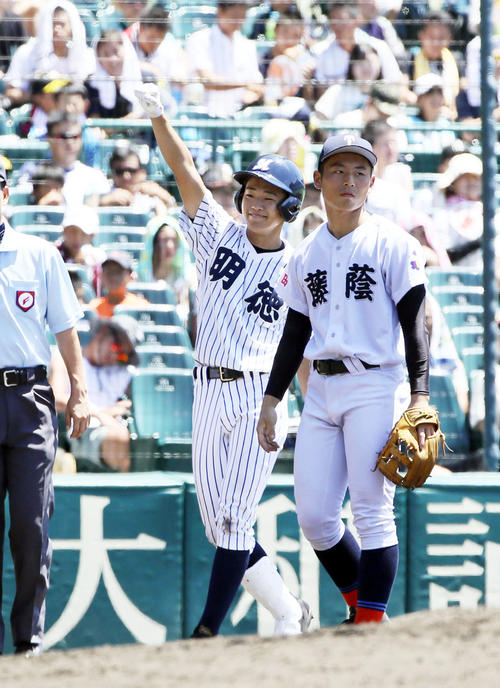 4回表明徳義塾1死一塁、奥野は右越えに先制適時三塁打を放つ（撮影・栗木一考）