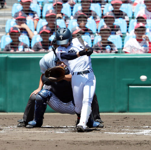 明徳義塾対藤蔭　6回裏藤蔭1死一、二塁、左翼線に適時二塁打を放つ樋口（撮影・前田充）