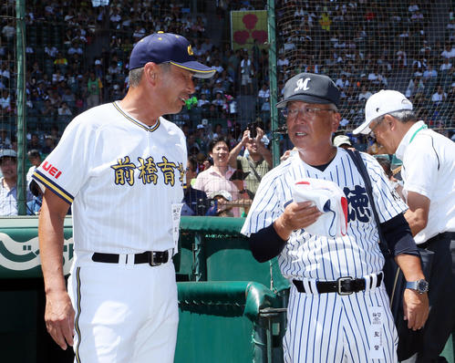 試合後、前橋育英・荒井監督（左）から声をかけられる明徳義塾・馬淵監督（撮影・栗木一考）