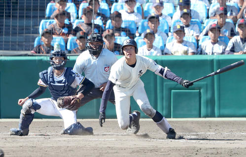 国学院久我山対前橋育英　7回表国学院久我山2死二塁、高下は中前適時打を放つ（撮影・上山淳一）