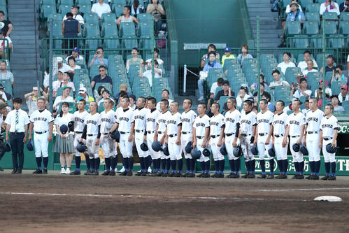 敦賀気比対富島　試合に敗れ整列する富島ナイン（撮影・上山淳一）