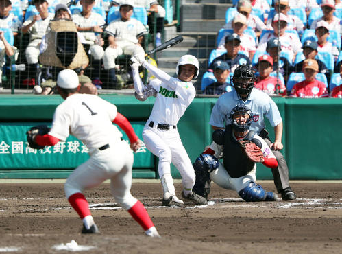 米子東対智弁和歌山　6回表米子東1死二塁、同点となる中前適時打を放つ山内（撮影・前田充）