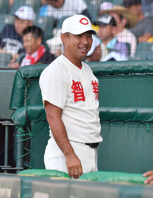 ベンチで笑顔を見せる智弁和歌山・中谷仁監督（撮影・上田博志）