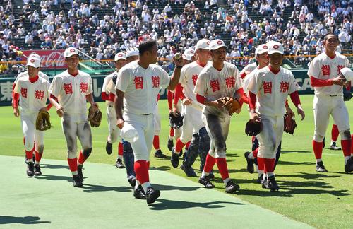 米子東対智弁和歌山　米子東に勝利し黒川史陽主将からウイニングボールをもらい笑顔を見せる中谷仁監督（左から3人目）（撮影・上田博志）