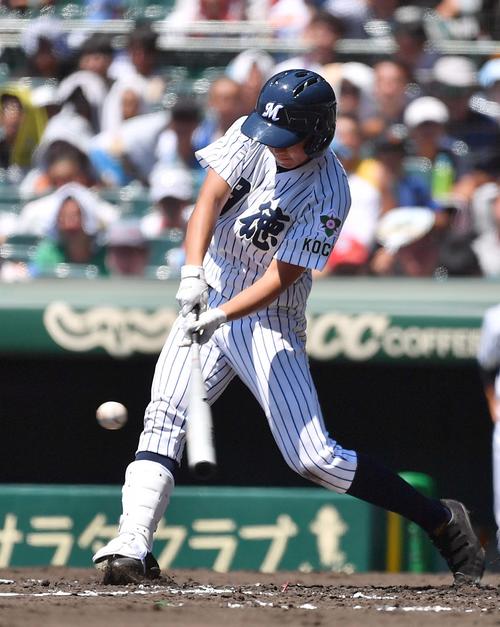明徳義塾対藤蔭　4回表明徳義塾1死一塁、右中間へ先制適時三塁打を放つ奥田翔琉（撮影・上田博志）