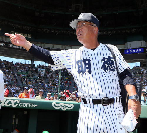 選手に指示を出す明徳義塾・馬淵監督（撮影・栗木一考）