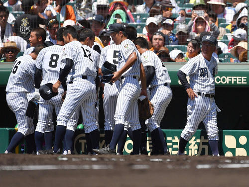 明徳義塾対藤蔭　ナインに指示を出しベンチに戻る明徳義塾・馬淵史郎監督（右）（撮影・上田博志）