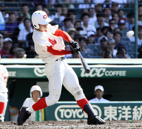 6回裏智弁和歌山2死一塁、東妻は右中間へ勝ち越し適時三塁打を放つ（撮影・栗木一考）