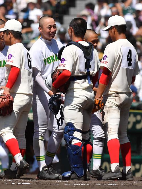 米子東対智弁和歌山　智弁和歌山・東妻純平は
米子東エース森下祐樹と握手を交わし健闘を称え合う（撮影・上田博志）