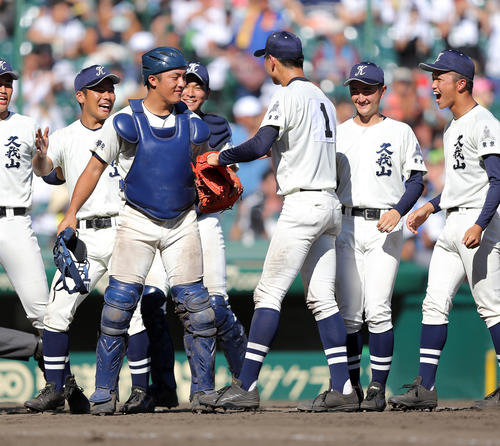 国学院久我山対前橋育英　勝利し、国学院久我山・宮崎（中央左）とグラブタッチする高下（同右）（撮影・大野祥一）