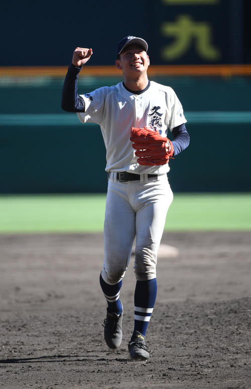 国学院久我山対前橋育英　完投勝利の高下ガッツポーズで笑顔を見せる（撮影・渦原淳）