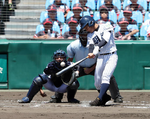 明徳義塾対藤蔭　6回表明徳義塾1死一塁、中前打を放つ米崎（撮影・前田充）